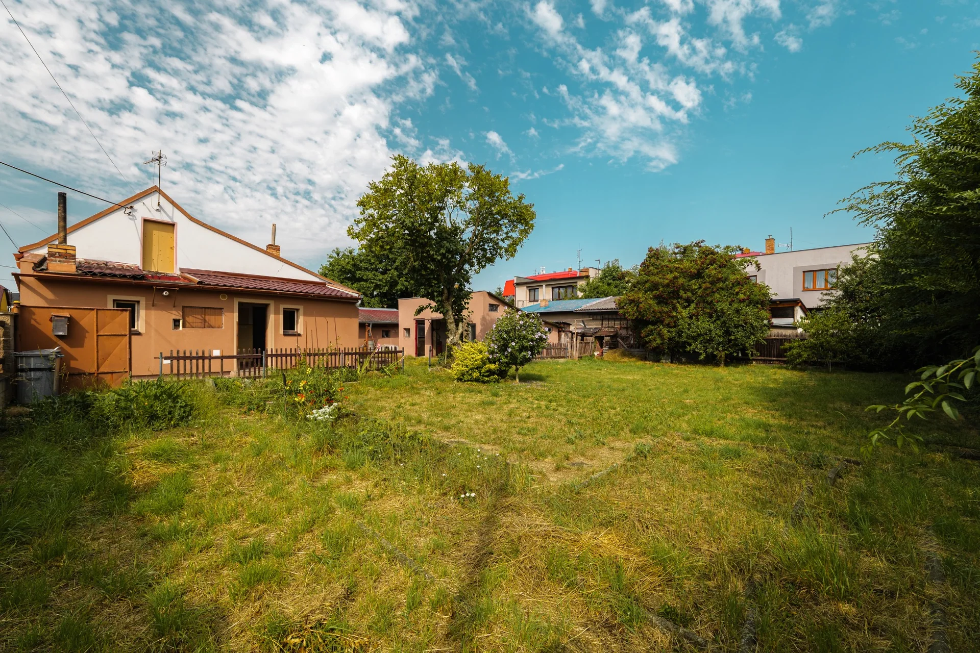 Dlouhá zahrada s domem po levé straně, současný stav