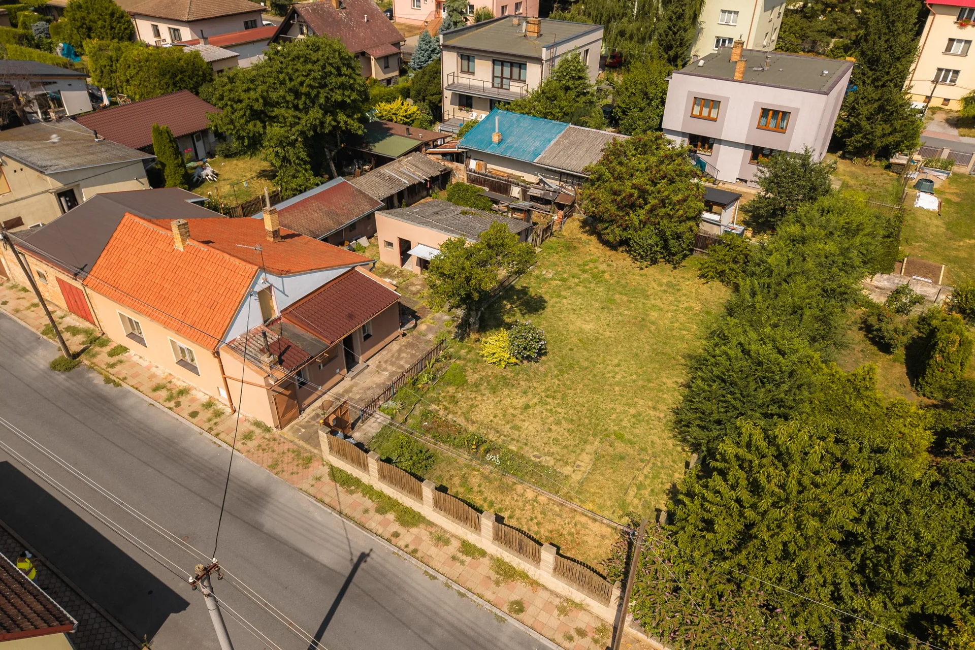 Dronový pohled na dům a zahradu, současný stav