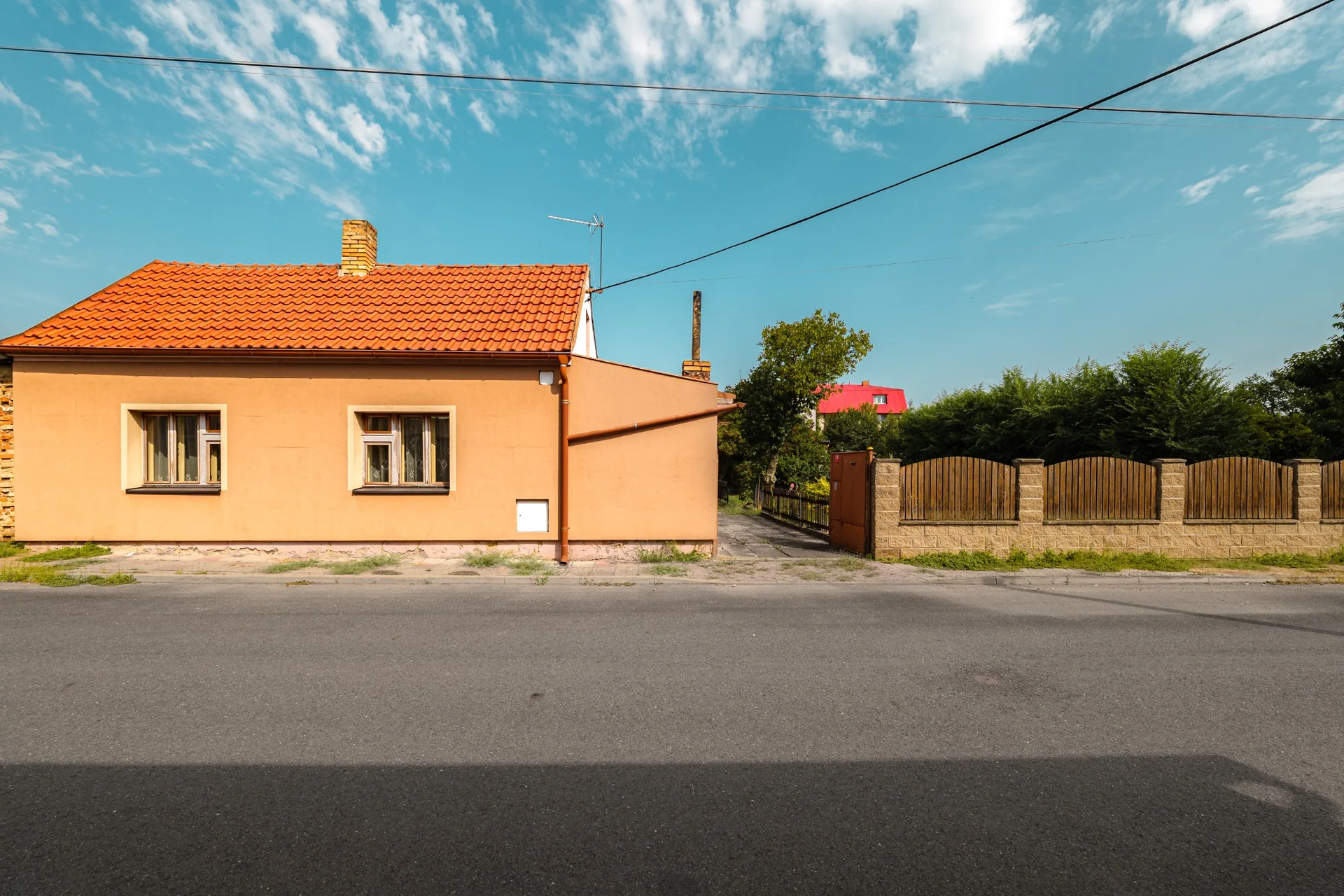 Uliční fasáda domu ve Veleni, současný stav před rekonstrukcí
