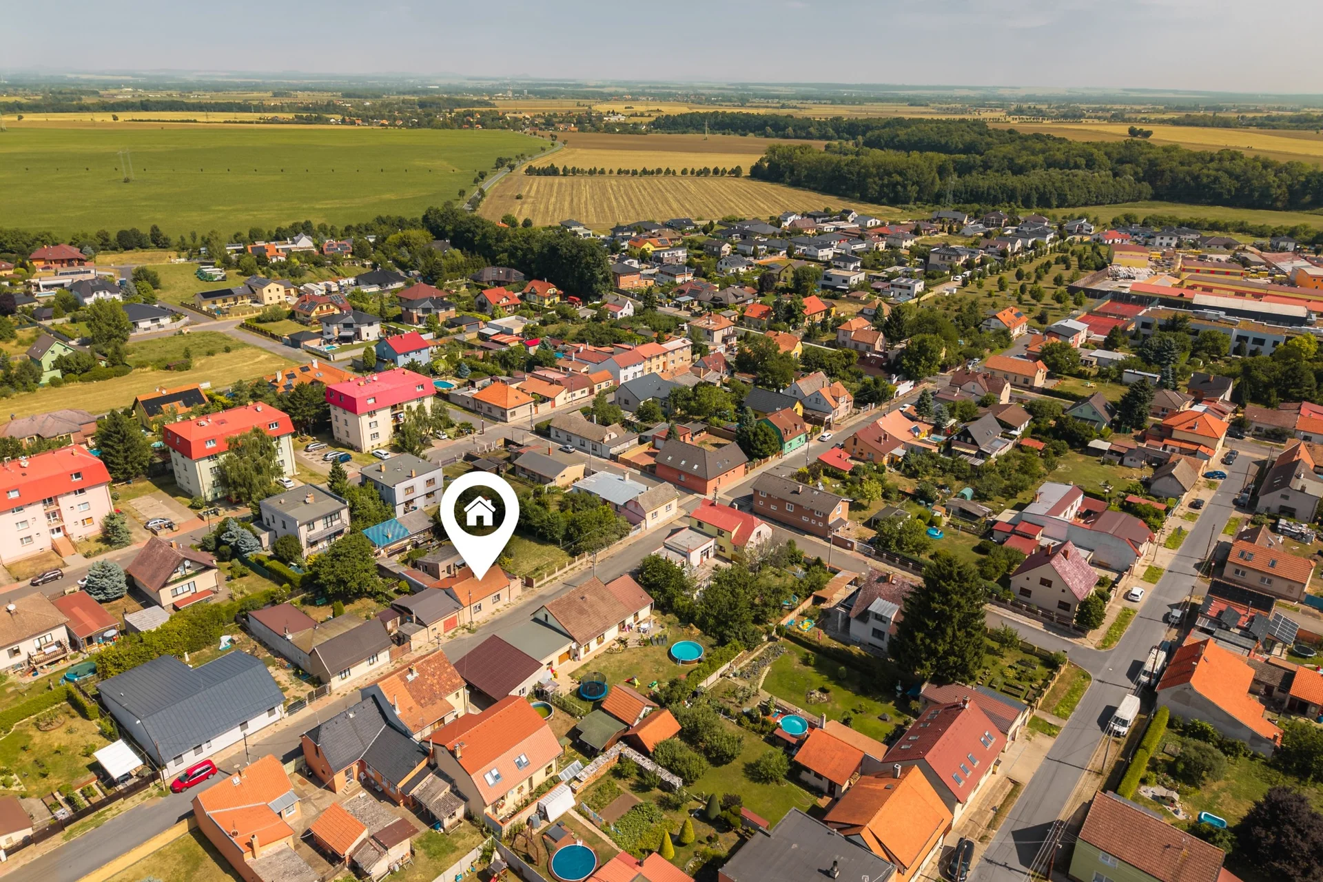 Širší dronový pohled na Veleň s graficky vyznačenou orientační polohou domu