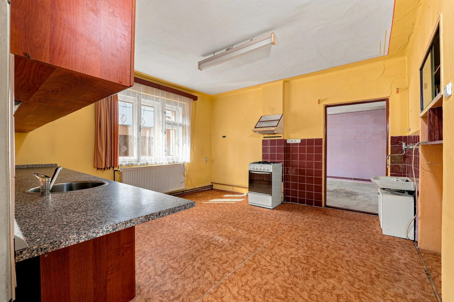 Detail pracovní desky a dřezu v kuchyni, současný stav