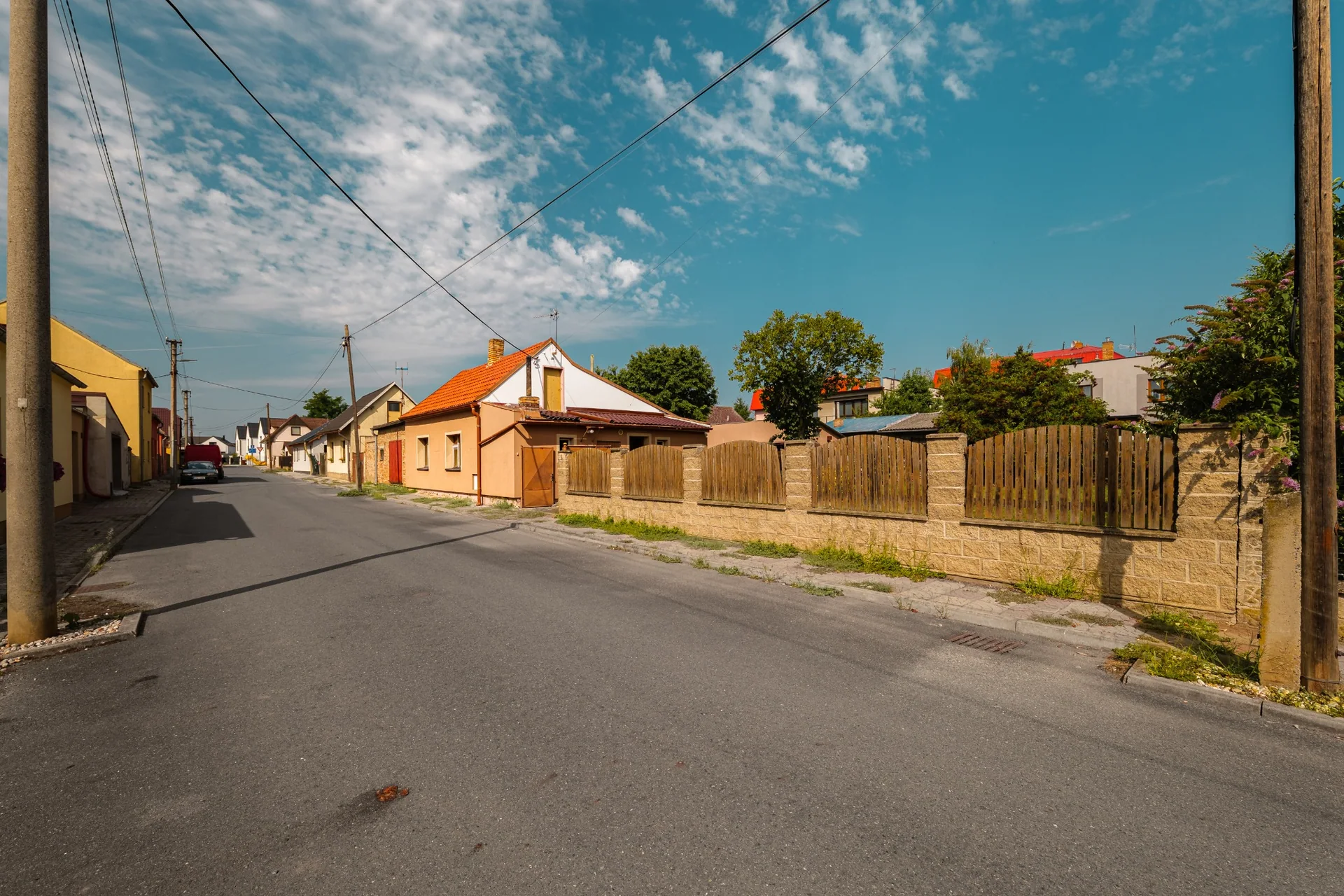 Pohled do ulice Dlouhá ve Veleni před domem