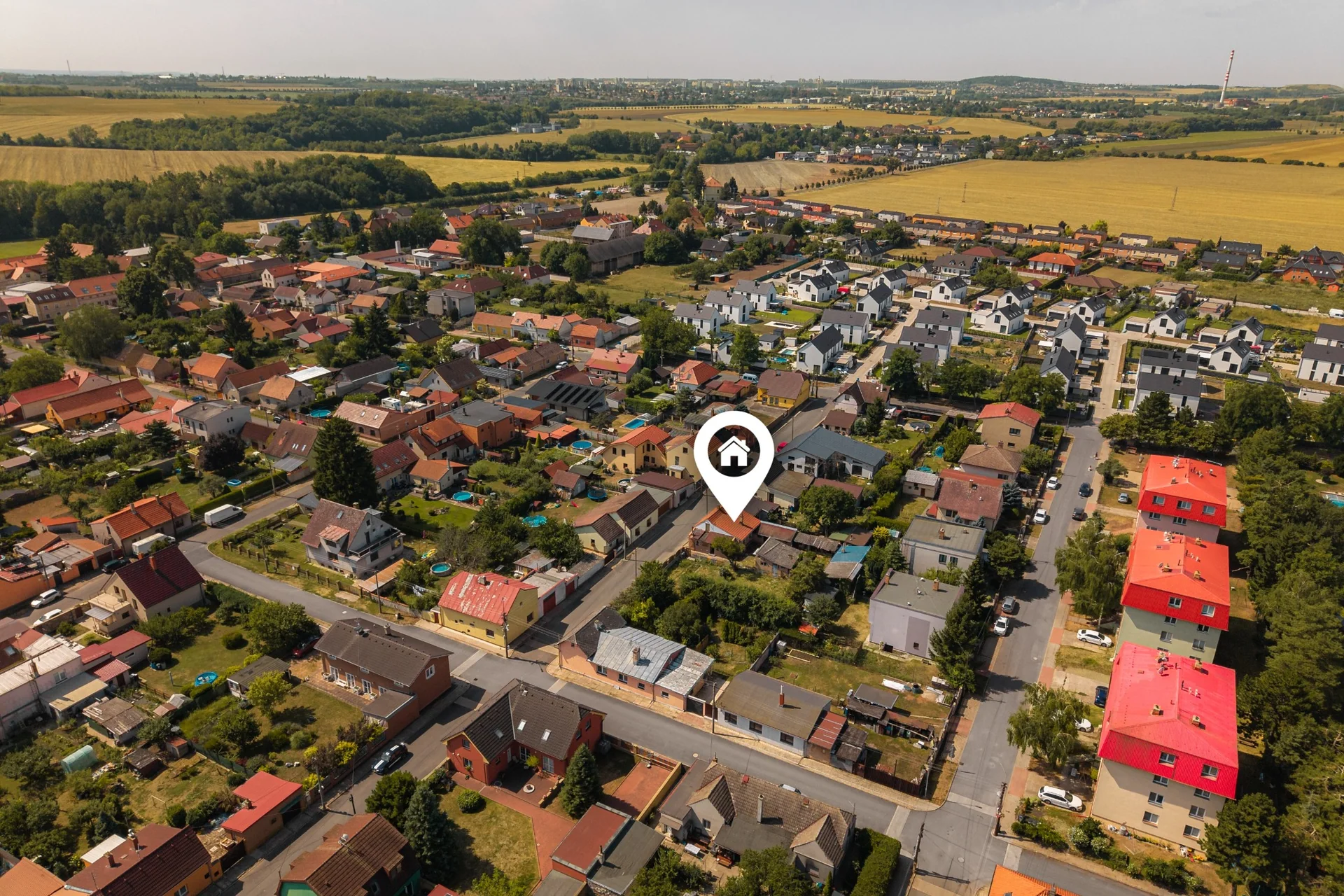 Dronový pohled na okolí Veleně s grafickým označením polohy domu