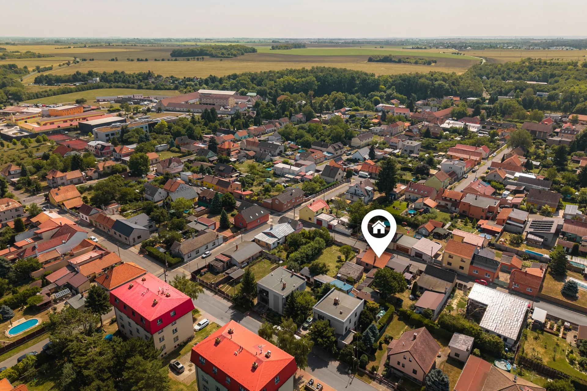 Dronový pohled na zástavbu Veleně s grafickým označením polohy domu